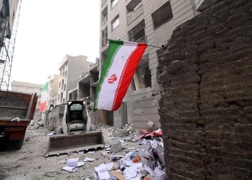 15 марта в иранской столице Тегеране убирают обломки после очередного израильского удара.