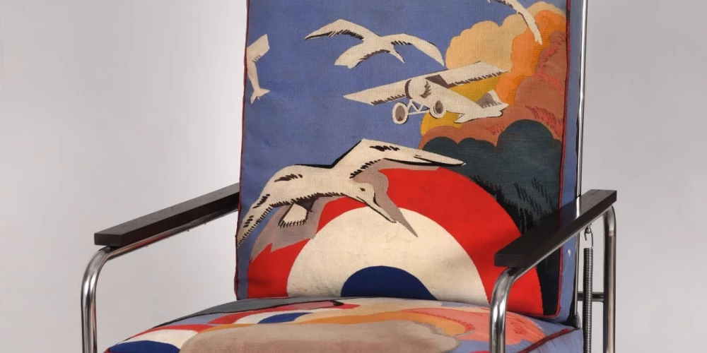 "Art deco" stila krēsls.