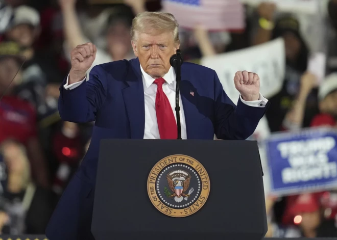 Tramps joprojām nesaprot, kādēļ Zelenskis negrib noslēgt vienošanos ar Putinu