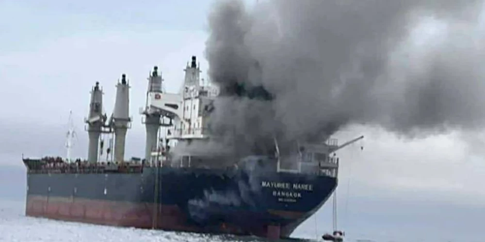 Irāna faktiski bloķē stratēģiski svarīgo Hormuza šaurumu kopš kara sākuma 28. februārī, tā izvietojusi mīnas un ar raķetēm apšauda kuģus. Līdz tam pa Hormuza šaurumu notika piektdaļa pasaules jēlnaftas pārvadājumu.