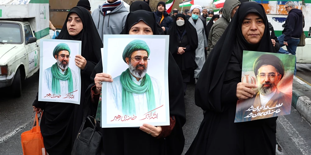 Sievietes Teherānā ar Irānas augstākā vadoņa Modžtabas Hameneji portretiem