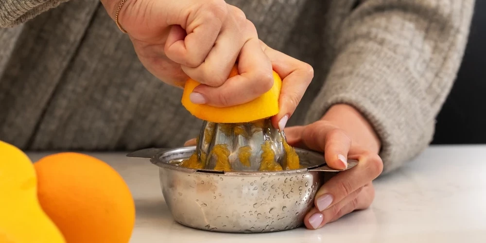 C vitamīns, kurus satur apelsīni, citroni, kivi un citi augļi, ir smagsvars cīņā pret vēzi, turklā arī imunitāti stiprinošs elements.