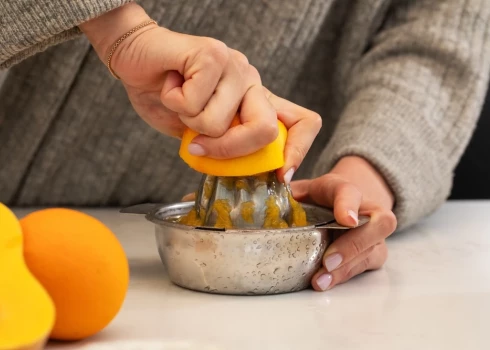 C vitamīns, kurus satur apelsīni, citroni, kivi un citi augļi, ir smagsvars cīņā pret vēzi, turklā arī imunitāti stiprinošs elements.