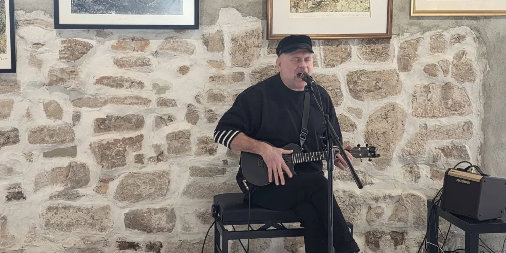 Igo savas izstādes atklāšanā (foto: Apes Kultūras centrs)