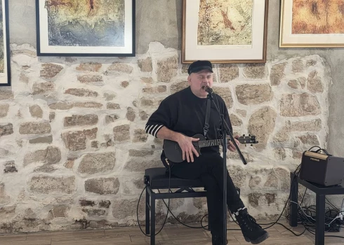 Igo savas izstādes atklāšanā (foto: Apes Kultūras centrs)