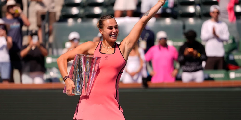 Arina Sabaļenka ar trofeju (foto: Scanpix / AP)