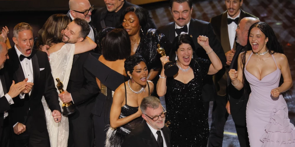 Režisors Pols Tomass Andersons un filmas "Cīņa pēc cīņas" komanda.