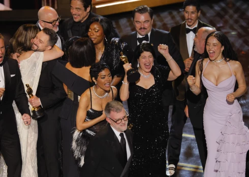 Režisors Pols Tomass Andersons un filmas "Cīņa pēc cīņas" komanda.