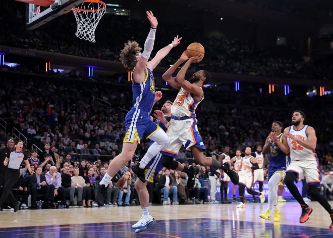 "Warriors" bez Porziņģa nenosargā vadību pret "Knicks" piedzīvo dramatisku zaudējumu 