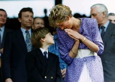 “Šodien un katru dienu atceros savu mammu” — princis Viljams godina princesi Diānu ar līdz šim neredzētu bērnības foto