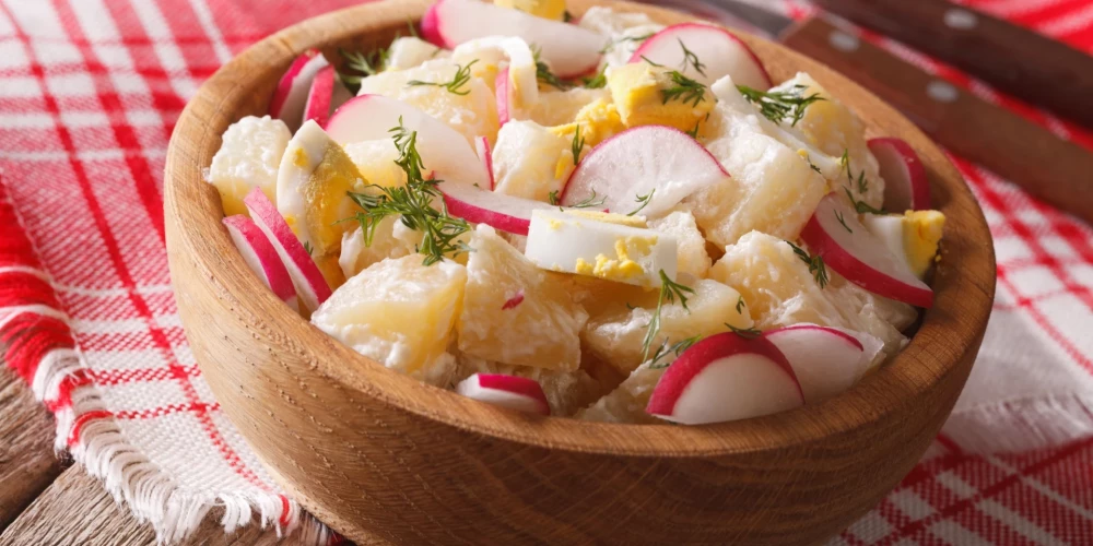 Sātīgie kartupeļu-redīsu salāti pavasarīgai maltītei. 