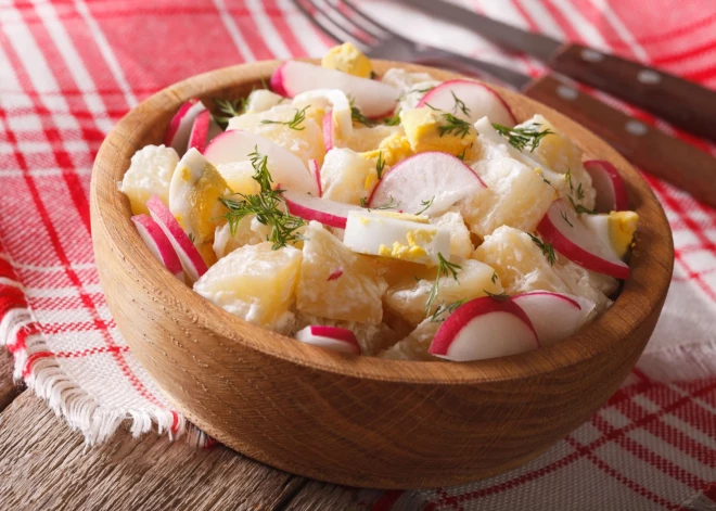 Salāti, smēriņš vai pica – pavasarīgas receptes ar redīsiem 