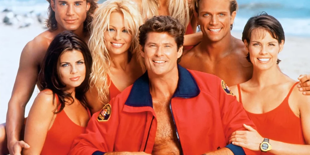 Amerikāņu seriāls “Pludmales patruļa” (Baywatch) debitēja 1989. gadā un kļuva par vienu no 90. gadu ikoniskākajiem seriāliem.