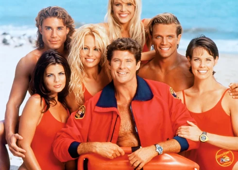 Amerikāņu seriāls “Pludmales patruļa” (Baywatch) debitēja 1989. gadā un kļuva par vienu no 90. gadu ikoniskākajiem seriāliem.