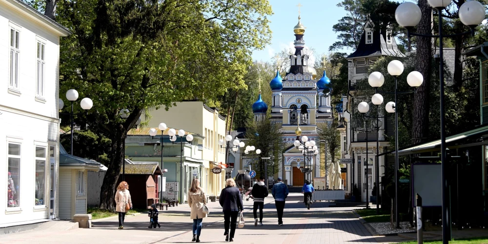 Променад длиной почти 1,1 километра сформировался как коммерческий центр Юрмалы, где расположены кафе, рестораны, точки продажи мороженого и сезонные активности.