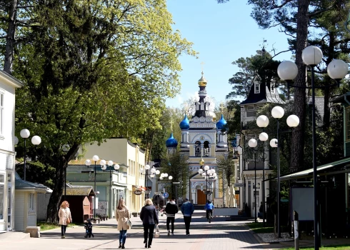 Променад длиной почти 1,1 километра сформировался как коммерческий центр Юрмалы, где расположены кафе, рестораны, точки продажи мороженого и сезонные активности.