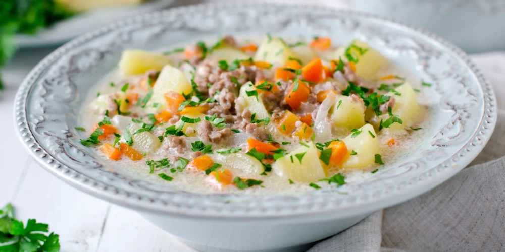 Frikadeļu zupa neierastā izpildījumā.