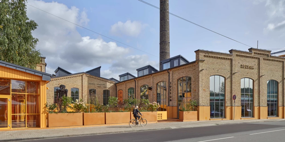 Zuzeum организует выставки, образовательные мероприятия и публичные программы, предлагая современный взгляд на искусство и его роль в обществе.