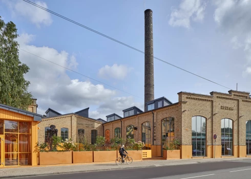 Zuzeum организует выставки, образовательные мероприятия и публичные программы, предлагая современный взгляд на искусство и его роль в обществе.