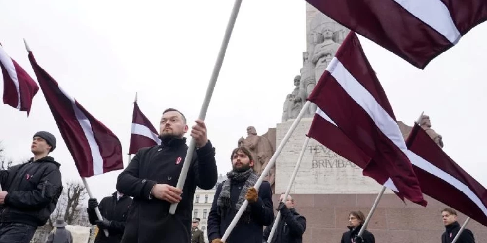 Leģionāru piemiņas gājiens un ziedu nolikšana pie Brīvības pieminekļa.