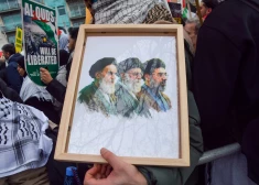 Kremlis reaģē uz ziņojumu, ka kritiski ievainotais Hameneji tiek ārstēts Maskavā