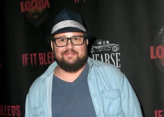 Apprecējies Šēras dēls, kurš piedzima kā meita