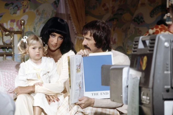 Šēra un Sonijs Bono ar meitu Čestitiju 1974. gadā savā populārajā komēdijšovā.