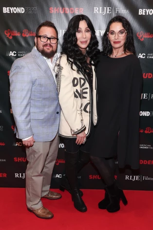 Čezs Bono ar savu slaveno mammu Šēru un dzīvesbiedri Šaru Blū Matesu 2024. gadā.