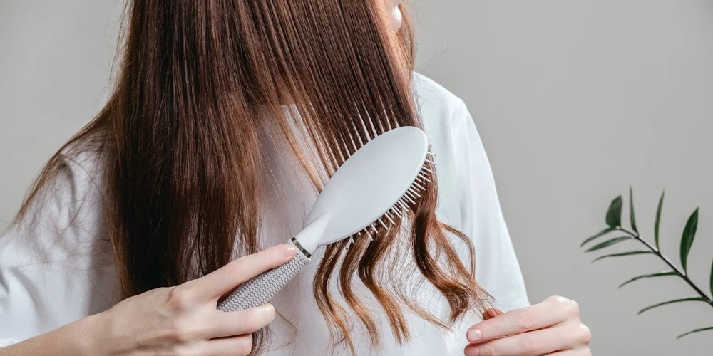 Названы малозаметные причины, из-за которых волосы у женщин могут редеть быстрее, чем кажется.