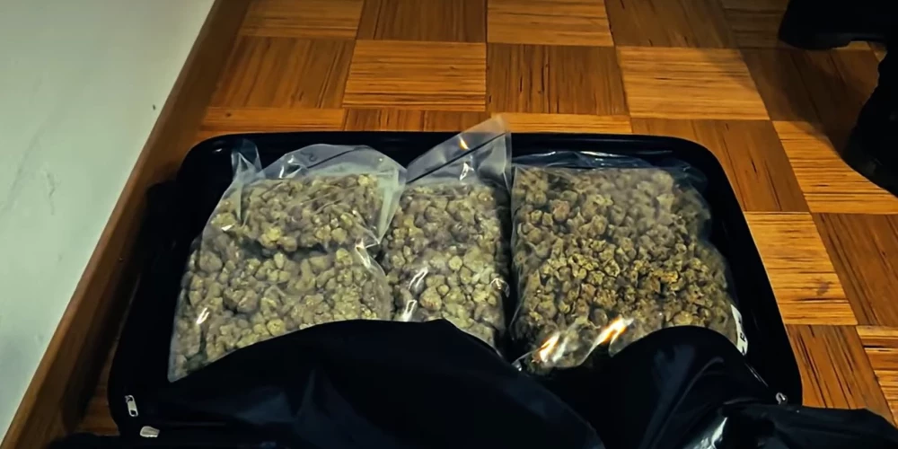 Kopš 2019. gada tas ir lielākais kokaīna daudzums, ko atsavinājusi Valsts policija. (ekrānuzņēmums no video)