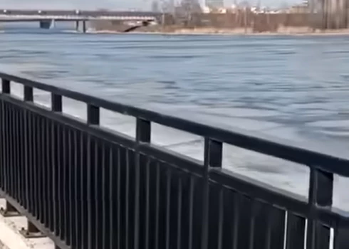 Mūkusalas ielas prmenāde, kuras kvalitāte izraisījusi sašutumu (ekrānuzņēmums no video)