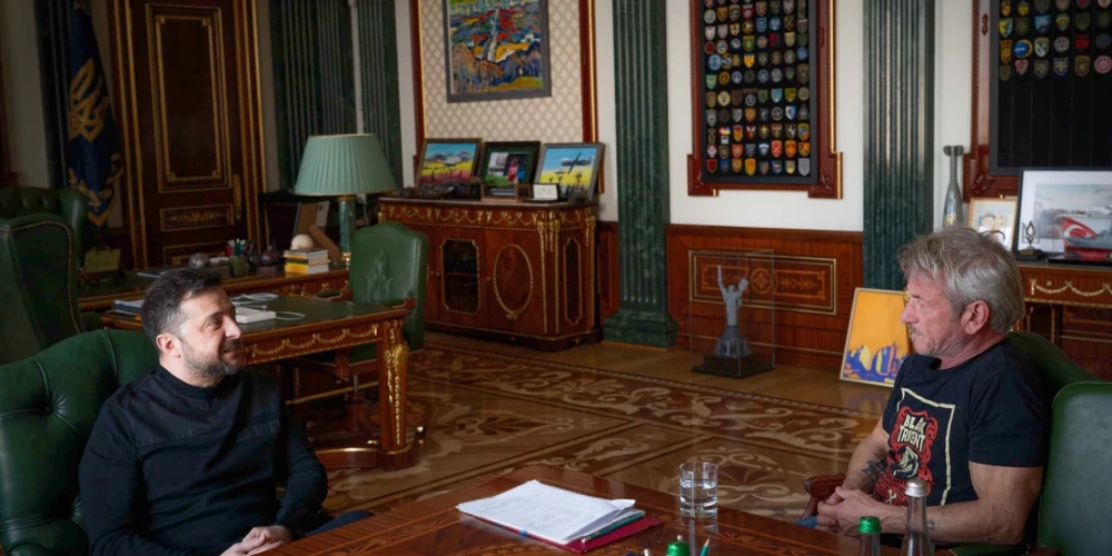 Šons Penns "Oskara" ceremonijas vietā apmeklē Kijivu. 