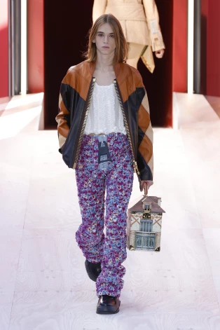 Rokassoma “Gimenes māja” bija iekļauta “Louis Vuitton” 2023. gada pavasara/vasaras kolekcijā.