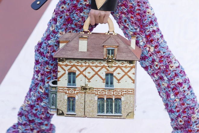 Pirmo reizi šī rokassoma bija redzama 2023. gada pavasara/vasaras kolekcijā, ko demonstrēja Parīzes modes nedēļā 2022. gada oktobrī.