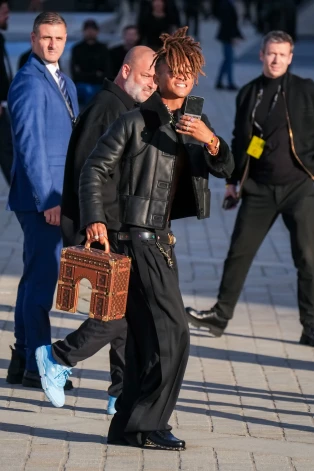 Džeidens Smits ar Triumfa arkas somu 2024. gada oktobrī Parīzes modes nedēļā.