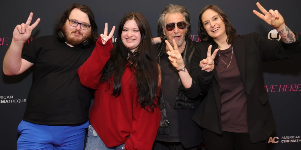 Als Pačino ar dvīņiem Antonu un Olīviju, un vecāko meitu Džūliju viņas filmas “I Live Here Now” pirmizrādes vakarā 2026. gada 12. martā Losandželosā.