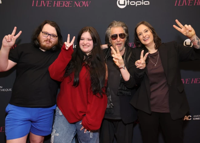 Als Pačino ar dvīņiem Antonu un Olīviju, un vecāko meitu Džūliju viņas filmas “I Live Here Now” pirmizrādes vakarā 2026. gada 12. martā Losandželosā.