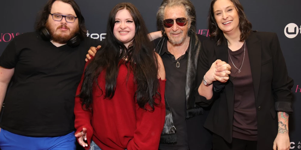 Als Pačīno ar trim no saviem četriem bērniem. No kreisās: Antons Pačīno, Olīvija Pačīno, Als Pačīno, Džūlija Pačīno.