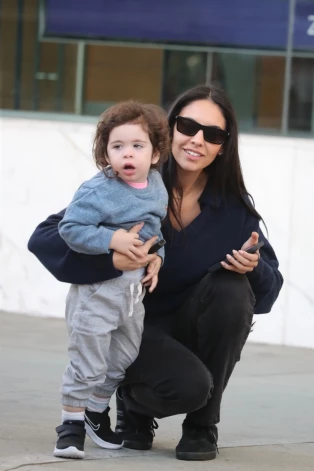 Ala Pačīno bijusī draudzene Nūra Alfalla ar abu kopīgo dēlu Romanu 2025. gada oktobrī Beverlihilsā.