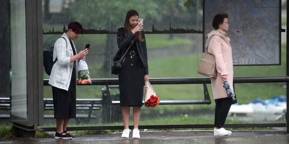 Rīgas pašvaldība plāno par vairāk nekā miljonu eiro iegādāties 59 sabiedriskā transporta nojumes. 