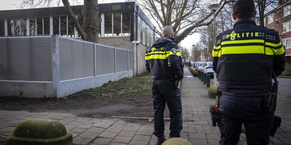Nīderlandes policija meklē divas personas saistībā ar sprādzienu ebreju skolā Amsterdamā. 