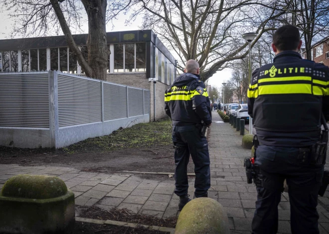 Nīderlandes policija meklē divas personas saistībā ar sprādzienu ebreju skolā Amsterdamā