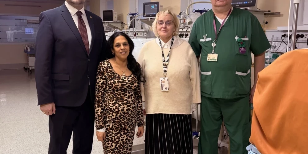 Министр благосостояния Рейнис Узулниекс лично поздравил семью, в которой родилась первая в этом году тройня в Рижском роддоме.