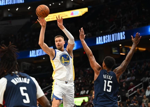 Latvijas basketbolists Kristaps Porziņģis pirmdien guva 30 punktus Nacionālās basketbola asociācijas mačā, kurā viņa pārstāvētā Goldensteitas "Warriors" komanda izcīnīja uzvaru.