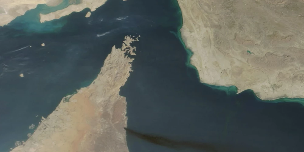 Attēlā redzams Hormuza šaurums un uzbrukumā cietusī Fudžairas osta Apvienotajos Arābu Emirātos, 16. martā.