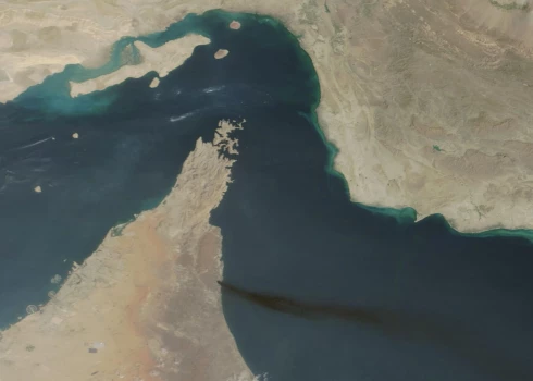 Attēlā redzams Hormuza šaurums un uzbrukumā cietusī Fudžairas osta Apvienotajos Arābu Emirātos, 16. martā.