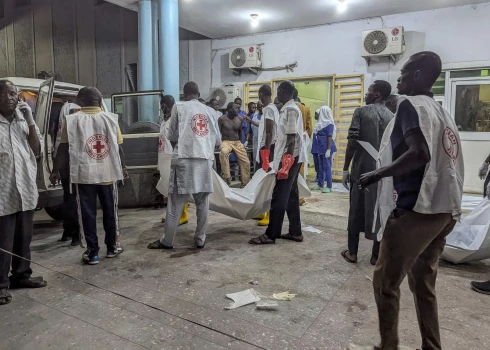 Pēc vairākiem sprādzieniem Nigērijas Borno štata centrā Maiduguri. Nigērijas Sarkanā Krusta darbinieki nes līķus maisos.