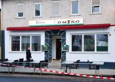 Netālu no Frankfurtes lidostas persona iegāja bistro, sašāva cilvēkus un aizbēga