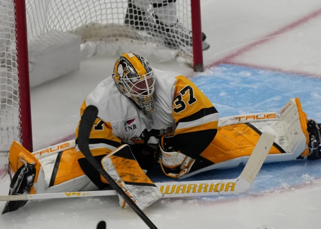 Artūra Šilova pārliecinošais sniegums ļauj "Penguins" pārspēt NHL līderi