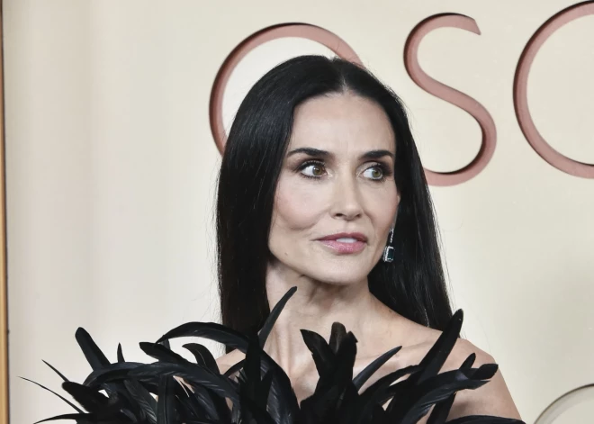 Demija Mūra “Oskaros” piesaista uzmanību ar neparastu kleitas izvēli